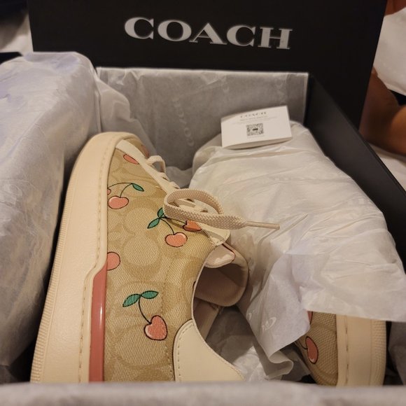 COACH Clip Low Top Sneaker In Signature Canvas With Heart Cherry Print - Picture 5 of 15